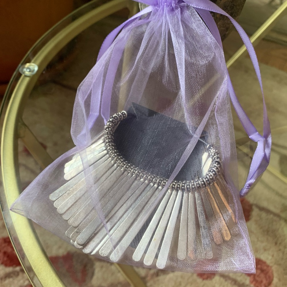 Silver 
Dangle 
Bib Necklace